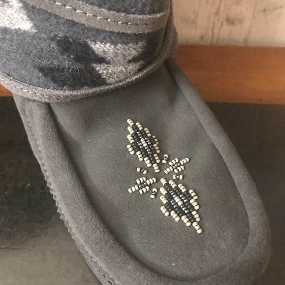 Wool Lace Up Manitobah Mukluks Retail $220 - Picture 6 of 8